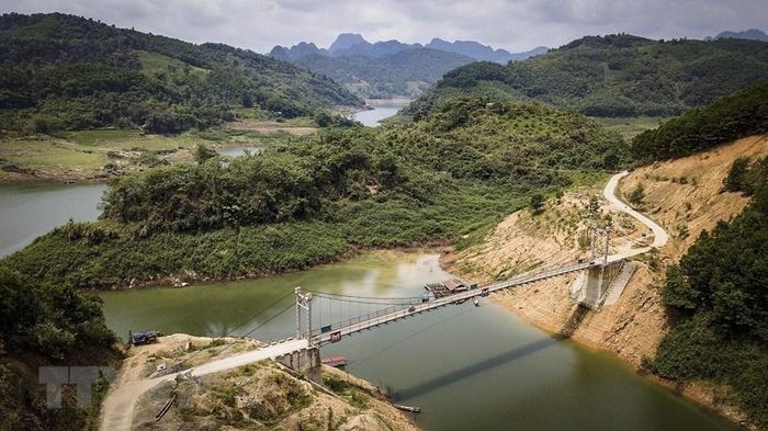 Cầu treo Trung Hòa - Ngòi Hoa vừa được xây dựng giúp giao thông thuận tiện. (Ảnh: Trọng Đạt/TTXVN)