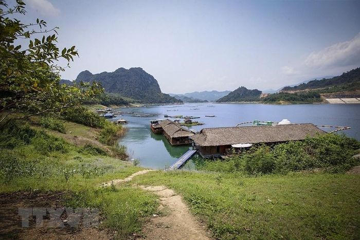 Vịnh Ngòi Hòa là vùng phát triển du lịch trọng tâm của huyện Tân Lạc. (Ảnh: Trọng Đạt/TTXVN)