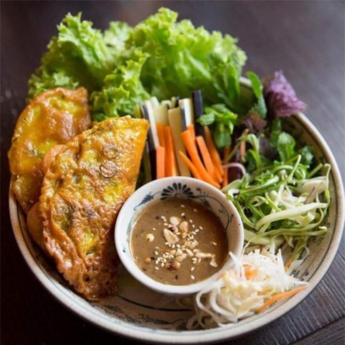 Bánh khoái giòn rụm, thơm ngon chuẩn vị xứ Huế (Ảnh minh họa)