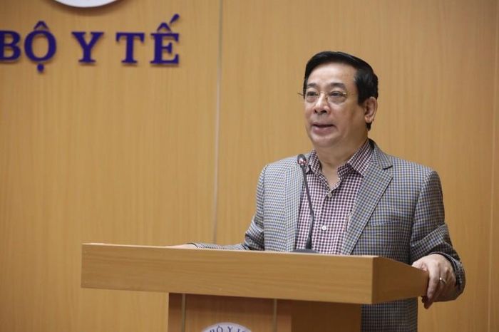 PGS.TS Lương Ngọc Khuê, Cục trưởng Cục quản lý Khám chữa bệnh, Phó Trưởng Tiểu ban điều trị cập nhật và chỉ đạo các nội dung về an toàn tiêm chủng và phòng chống dịch COVID-19.