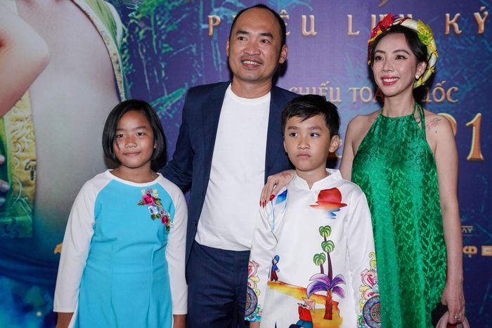  Vợ chồng nghệ sĩ Thu Trang - Tiến Luật đưa con trai đến xem phim. Tác phẩm của Ngô Thanh Vân cùng Phan Gia Nhật Linh quy tụ dàn diễn viên như NSƯT Hữu Châu, Phi Phụng, Hiếu Hiền, Oanh Kiều, Hoàng Long, Đức Anh, Hữu Khang... 