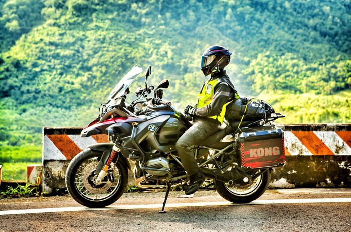  Quần áo bảo hộ, mũ cả đầu, giày chuyên dụng giúp bạn có chuyến đi an toàn hơn. Ảnh: Kong. 