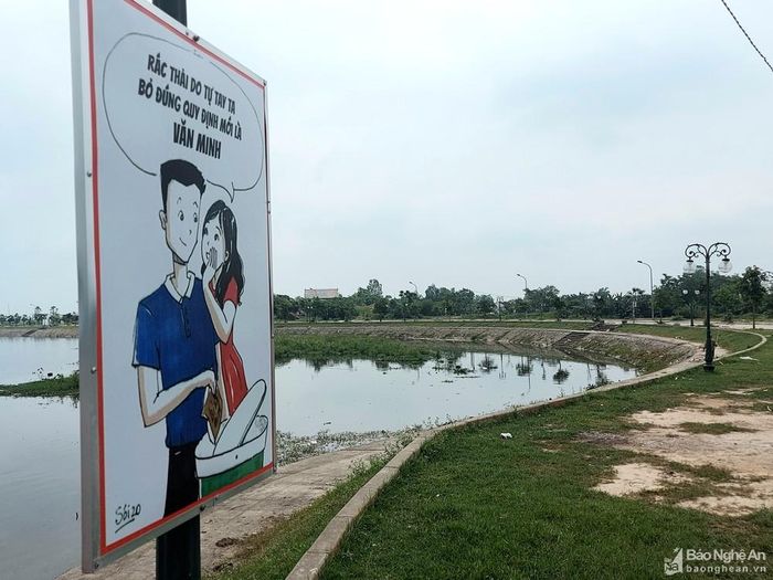 Những biển bảng kêu gọi cộng đồng chung tay bảo vệ môi trường ở khu vực hồ điều hòa. Ảnh: Nhật Lân