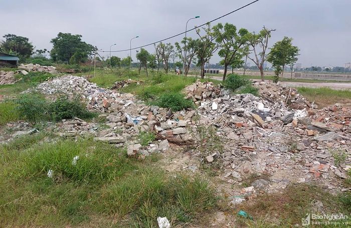 Xung quanh đường quản lý, đầy rẫy rác thải xây dựng. Ảnh: Nhật Lân