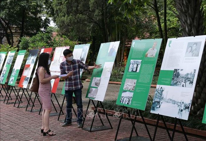 Triển lãm giới thiệu gần 100 tài liệu hình ảnh, với 3 chủ đề nội dung "Thời khắc lịch sử", "Hà Nội ngày 30/4/1975" và "Sài Gòn ngày 30/4/1975". Ảnh: Thanh Tùng/TTXVN