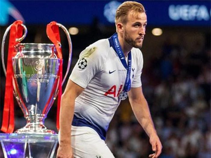 Kane chán nản khi các danh hiệu cứ mãi quay lưng với Tottenham.