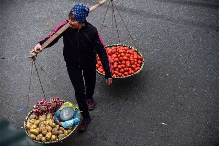Hà Nội dường như cũng chậm lại theo bước chân những người phụ nữ tảo tần.