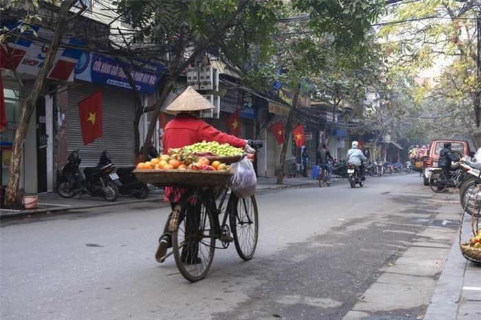 Những gánh hàng rong vô cùng thân thuộc, vừa mang dáng vẻ của những bận rộn lo toan trong cuộc sống thường ngày, vừa thấp thoáng những khoảnh khắc yên bình, dung dị.
