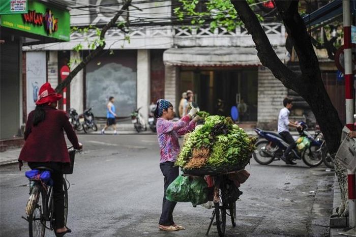 Từ tờ mờ sáng, khi hơi sương vẫn quyện cùng nắng sớm hay những buổi giá rét đầu đông hoặc lúc trưa hè nóng đổ mồ hôi, chẳng khi nào phố phường Hà Nội thiếu đi bóng dáng của những người bán hàng rong.