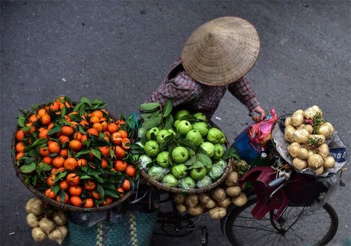 Những gánh hàng như những mảnh ghép nhỏ trong vô vàn mảnh ghép đa sắc màu của phố phường Hà Nội, tạo nên nét độc đáo của thành phố này.