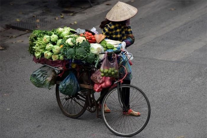 Hà Nội nhộn nhịp hơn, vội vàng hơn và hiện đại hơn. Chỉ có những gánh hàng rong là chẳng bao giờ cũ.