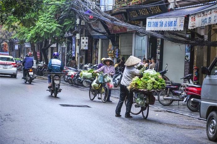 Những gánh hàng rong đã níu giữ một chút Hà Nội xưa, một chút Hà Nội nay, chứa đựng trong đó là một nét văn hóa rất riêng của Hà thành.