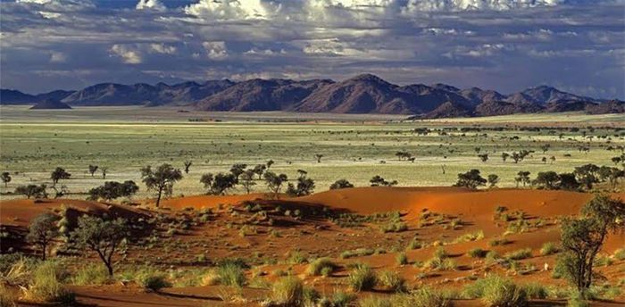 Ít mưa nhất: Namibia. Đất nước này rất hiếm khi có mưa. Ngay tại thành phố cảng Swakopmund lượng mưa mỗi năm cũng ít hơn 1 inch.