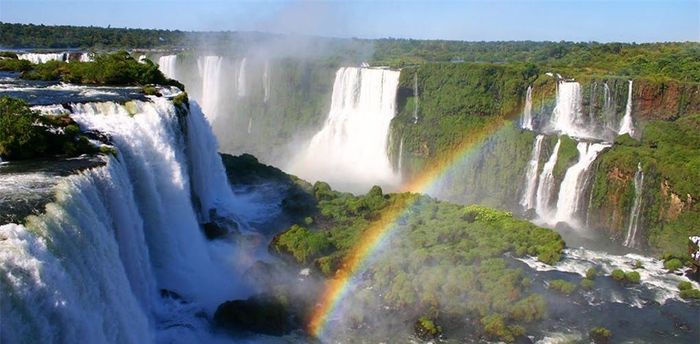 Nhiệt đới: Brazil.Với gần 3 triệu km2 rừng mưa nhiệt đới, Barazil chính là vùng đất có đặc trưng khí hậu nhiệt đới nhất trên thế giới, trời luôn ấm và độ ẩm không khí cao.