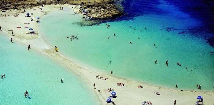 Độ ẩm lý tưởng nhất: Cyprus. Độ ẩm 50% được xem là điều kiện thời tiết tối ưu nhất và Cyprus luôn đạt trong khoảng đó. Tuy quốc đảo này có nhiệt độ khá cao nhưng gió biển từ đại dương đưa vào khiến Cyprus luôn nhận được những cơn gió mát dễ chịu.