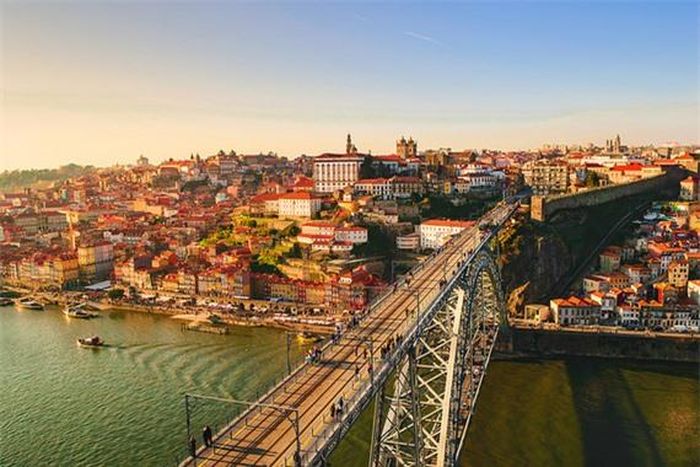 Những người nước ngoài ở Bồ Đào Nha có thể tận hưởng thời tiết tốt trong thanh bình và yên tĩnh. 62% người được hỏi đánh giá độ an toàn cá nhân của họ ở đây rất tốt, cao hơn 20% so với mức trung bình toàn cầu.
