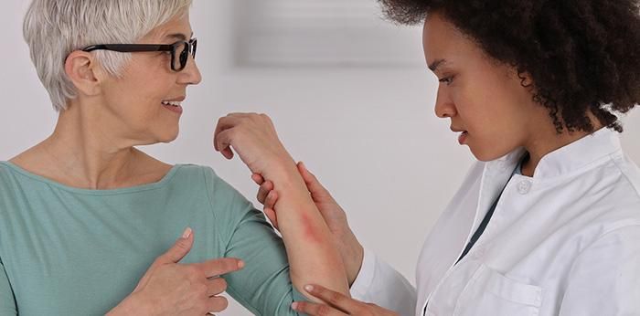 Nhật ký về bệnh lý của mình, các bác sĩ có thể giúp bạn xem liệu phát ban của bạn có thể là do nhiệt, ánh sáng hay nguyên nhân khác - Ảnh Internet