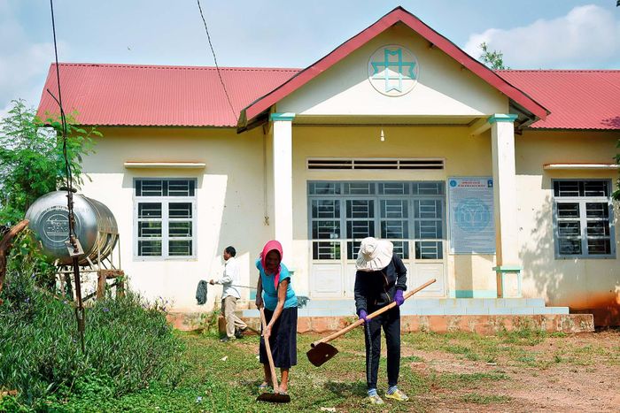 Người dân làng Tao Ôr (xã Ia Rong, huyện Chư Pưh) dọn vệ sinh khu vực nhà sinh hoạt cộng đồng của làng, một trong những điểm bỏ phiếu bầu đại biểu Quốc hội khóa XV và đại biểu HÐND các cấp nhiệm kỳ 2021-2026.