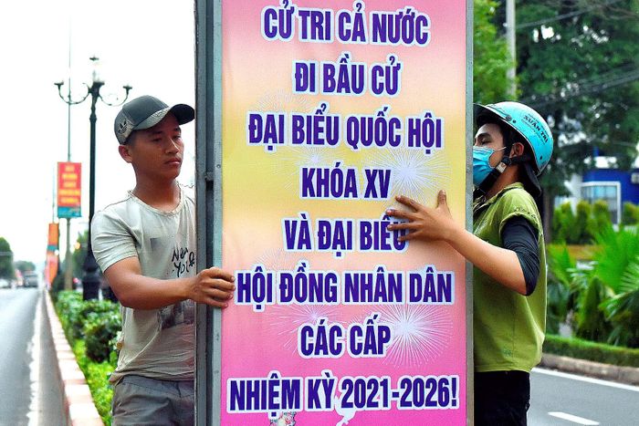 Huyện Chư Sê đã lắp đặt nhiều băng rôn, pa nô tuyên truyền về cuộc bầu cử đại biểu Quốc hội khóa XV và đại biểu HĐND các cấp nhiệm kỳ 2021-2026 tại các tuyến đường trung tâm thị trấn Chư Sê.