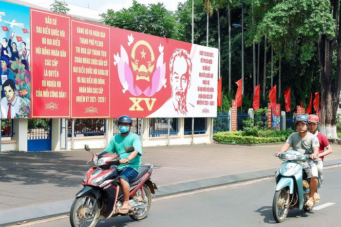 Tại TP. Pleiku, công tác tuyên truyền về cuộc bầu cử cũng được chú trọng với nhiều hình thức, tạo không khí phấn khởi cho người dân trước sự kiện chính trị quan trọng này.