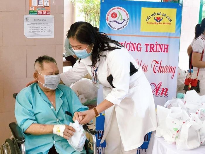 Tặng quà cho bệnh nhân