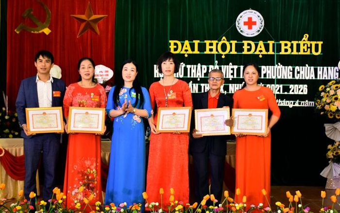 Nhiều tập thể, cá nhân có thành tích xuất sắc trong công tác Hội và phong trào CTĐ được biểu dương, khen thưởng tại Đại hội.