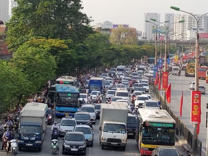 Đường Ngọc Hồi cũng tắc dài.
