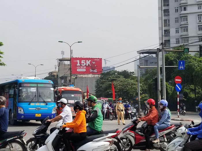 Lực lượng chức năng phải tiến hành điều tiết giao thông.
