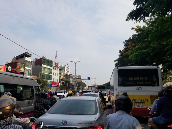 Là tuyến đường chính, lại có hai bến xe lớn của thủ đô nên đường Giải Phóng trở thành nỗi ác mộng của người dân kì nghỉ lễ.