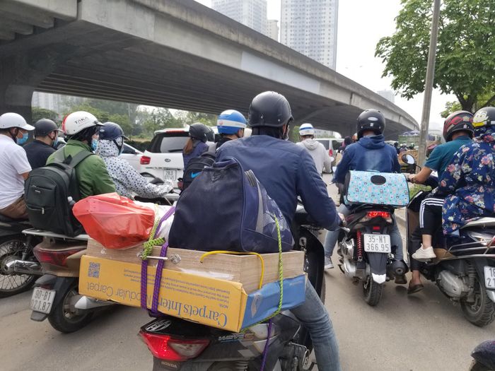 Đoạn từ ngã tư Nguyễn Xiển - Nguyễn Trãi cũng bắt đầu xuất hiện ùn tắc.