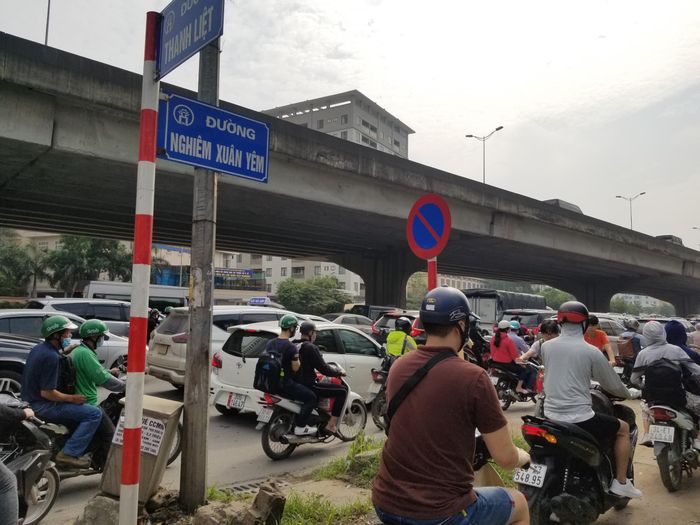 Đến đường Nghiêm Xuân Yêm thì tình trạng nghẹt cứng diễn ra.