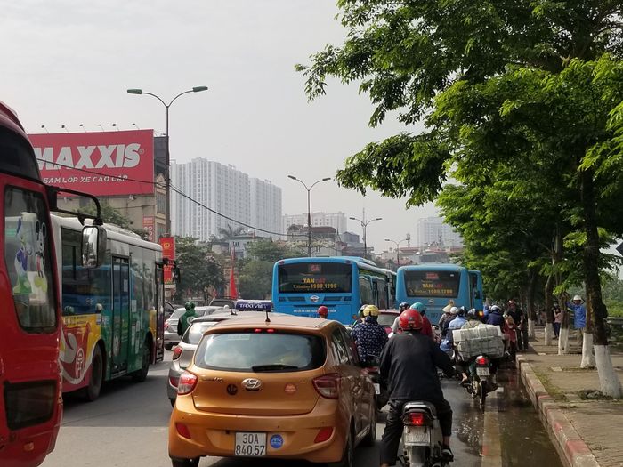 Các phương tiện nối đuôi nhau nhích từng phút.