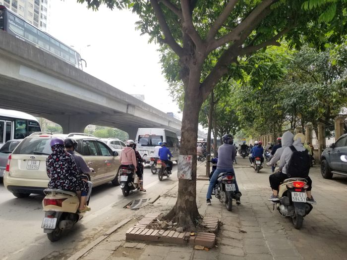 Nhiều phương tiện leo lên cả vỉa hè để di chuyển.