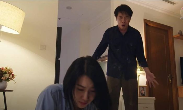  Ở tập 12, lần đầu khán giả chứng kiến mâu thuẫn giữa Ngọc và Châu. Châu vốn là người em khiến Ngọc tự hào nhất. Nhưng khi biết em gái mắc sai lầm, làm kẻ thứ ba, anh đã thẳng tay tát Châu. 