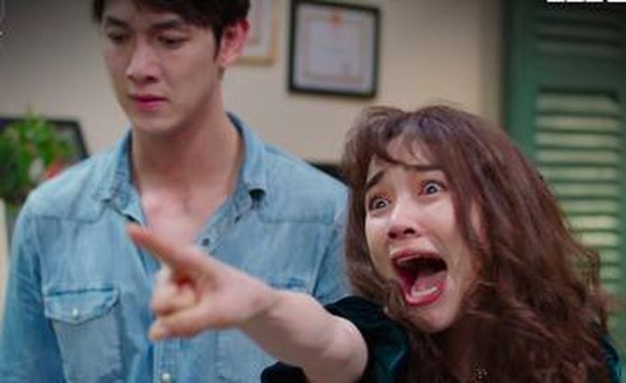  Bức xúc vì chị gái song sinh làm mình mất cơ hội lấy chồng giàu, Báu nhảy lên túm tóc, nắm đầu, đánh chị. Hai chị em lao vào đánh nhau kịch liệt, hất đổ cả mâm cúng cha. Ngọc bất lực nhìn mâm cúng đổ tứ tung, hai đứa em gái đánh nhau như kẻ thù. Sau khi quát hai em gái dừng lại, anh lặng người nhìn di ảnh cha. Khán giả dường như cũng lặng đi cùng với sự đau đớn của Ngọc. 