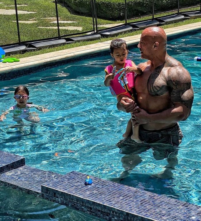  Đầu tháng 4, theo Dirt, The Rock chi 27,8 triệu USD mua dinh thự ở Beverly Hills, California, Mỹ. Trước đây, căn biệt thự thuộc quyền sở hữu của diễn viên hài Paul Reiser. Theo trang tin, khu North Beverly Park - nơi tài tử đang ở - là một trong những khu vực an toàn nhất ở Los Angeles. Ảnh: Instagram. 
