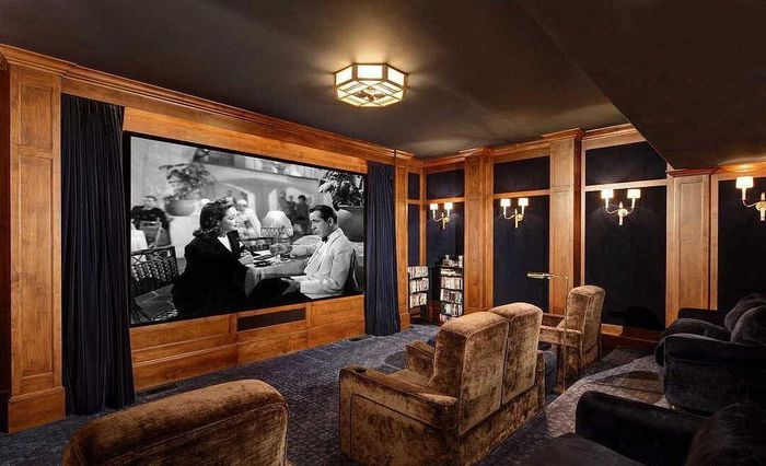  Biệt thự ở Beverly Hills không phải là bất động sản duy nhất The Rock sở hữu. SCMP đưa tin sao phim Jumanji từng mua đi, bán lại nhiều căn nhà trong suốt sự nghiệp. Một số bất động sản Johnson từng có là khu đất ở Powder Springs, Georgia giá 9 triệu USD, một biệt thự ở Miami, căn nhà ở khu Hidden Hills, Los Angeles - nơi ở của nhiều ngôi sao nổi tiếng như Kanye West, Kim Kardashian, rapper Drake và Miley Cyrus. Ảnh: Dirt. 