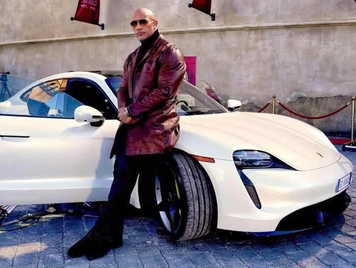  The Rock là một trong những ngôi sao có thú vui chơi xe sang bậc nhất ở Hollywood. Số siêu xe mà nam diễn viên đang sở hữu gồm chiếc Pagani Huayra phiên bản giới hạn - chỉ sản xuất khoảng 100 chiếc trên thế giới - trị giá hơn 1 triệu USD. Ngoài ra, anh thường sử dụng chiếc Rolls-Royce Wraith giá 330.000 USD và mẫu Ford F-150 được tùy chỉnh nhiều lần. The Wallet Today cho biết việc bảo dưỡng xe sang khiến tài tử nổi tiếng tốn bộn tiền. Ảnh: Instagram. 