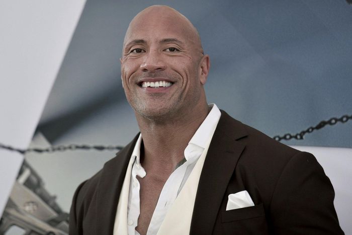  Ngay từ vai phản diện đầu tiên trong The Mummy Returns (2001), The Rock nhanh chóng trở thành ngôi sao điện ảnh và được các đạo diễn chú ý. Hiện tại, nam diễn viên là một trong những bảo chứng phòng vé, có trong tay nhiều tựa phim ăn khách như The Fast and the Furious, Jumanji... Nam diễn viên chuẩn bị bước sang tuổi 49 vào ngày 2/5. Ở tuổi U50, nam diễn viên được Forbes đưa vào danh sách những sao nam được trả lương cao nhất. Celebrity Net Worth lại định giá khối tài sản ròng của The Rock là 400 triệu USD. Ảnh: AP. 