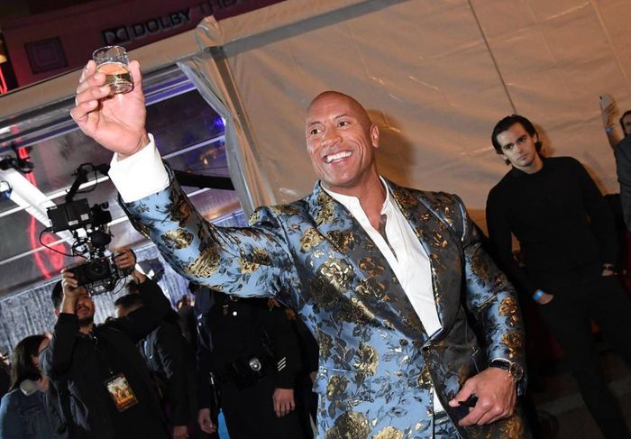  Sau gần 20 năm hoạt động nghệ thuật với tư cách diễn viên, The Rock lấn sân sang lĩnh vực sản xuất phim. Anh thành lập hãng Seven Bucks Productions vào năm 2012. Theo SCMP, tên công ty lấy cảm hứng từ giai đoạn khó khăn của The Rock trong sự nghiệp. Năm 1995, anh chỉ còn trong tay 7 USD sau khi bị sa thải khỏi liên đoàn bóng bầu dục Canada. Hiện tại, công ty đứng sau các tựa phim nổi tiếng gồm Jumanji: Welcome to the Jungle, Fast &amp; Furious Presents: Hobbs and Shaw (hợp tác cùng Universal), Jungle Cruise (làm chung với Disney). Ảnh: Getty. 