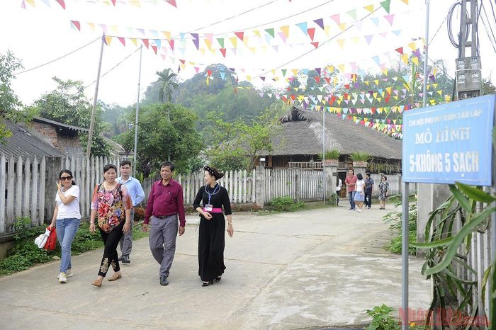 Làng sinh thái với nhiều nhà nghỉ cộng đồng (homestay) sẵn sang đón du khách dịp nghỉ lễ. 