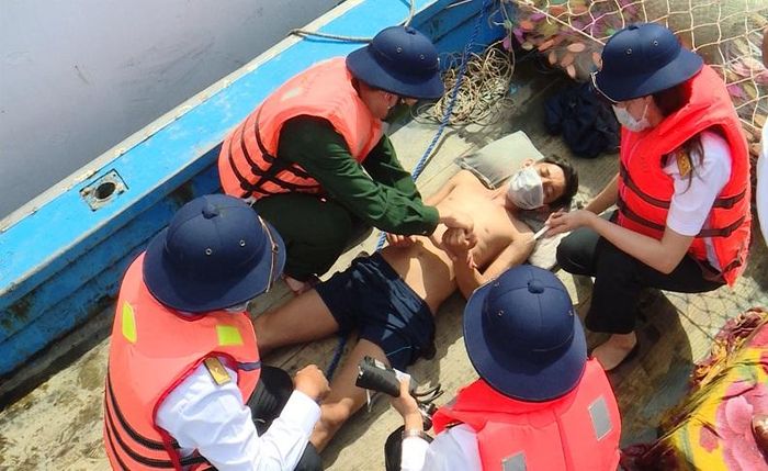 Lực lượng quân y trong đoàn công tác kịp thời cấp cứu ngư dân gặp nạn trên biển.