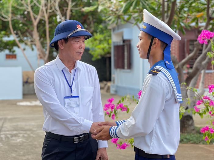  Tác giả bài viết động viên, thăm hỏi chiến sĩ đảo Trường Sa.