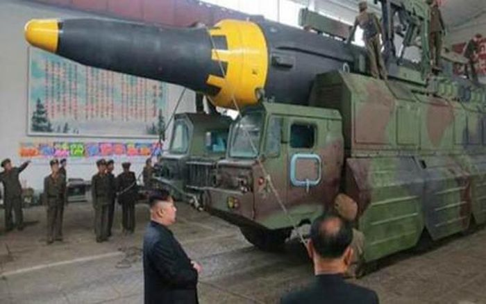 Tên lửa Hwasong-12 được cho là một biến thể cải tiến, dựa trên loại tên lửa Hwasong-10, nhưng có động cơ cải tiến và thân tên lửa được kéo dài hơn. Điểm chung của hai loại tên lửa được cho là sử dụng cùng một bệ phóng di động.