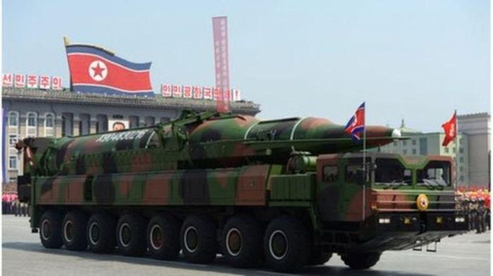 Hwasong-12 là tên lửa thứ hai, sau loại tên lửa Hwasong-10 (còn được gọi là Musudan) có khả năng như vậy; trước đó tên lửa Hwasong-10 đã được đưa vào trang bị trong lực lượng tên lửa chiến lược của Triều Tiên, vào khoảng năm 2005.