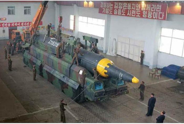 Tên lửa Hwasong-12 có tầm bắn ước tính khoảng 6.000 km, góp phần đưa năng lực răn đe của kho vũ khí tên lửa tầm trung của Triều Tiên tăng lên đáng kể. Hwasong-12 đi vào hoạt động cùng với tên lửa đạn đạo liên lục địa Hwasong-14 và Hwasong-15 (cũng đã được thử nghiệm thành công vào năm 2017), và có tầm bắn bao phủ một phần lãnh thổ Mỹ.