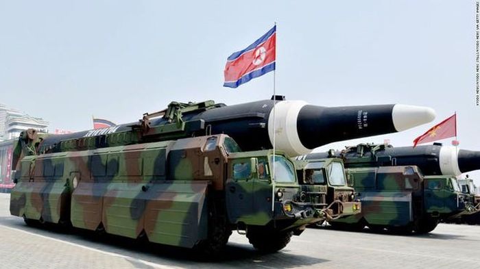 Giống như tất cả các tên lửa đạn đạo hiện đại của Triều Tiên, Hwasong-12 được triển khai trên các bệ phóng di động bánh hơi, cho phép nó nhanh chóng triển khai tại nhiều vị trí sau khi phóng đạn; góp phần tăng khả năng sống sót đáng kể, so với các bệ phóng cố định.