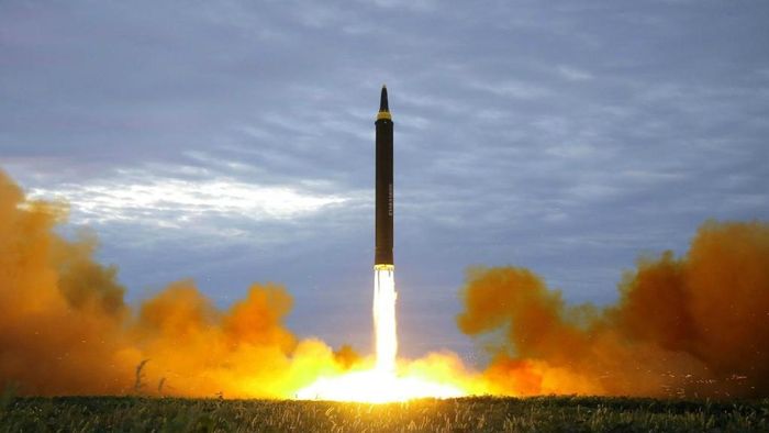 Tuy nhiên, không giống như Hwasong-10, đã được xuất khẩu cho Iran vào những năm 2000 và được cấp phép sản xuất với những phiên bản cải tiến trong nước của Iran; tuy nhiên Hwasong-12 vẫn chưa được xuất khẩu.