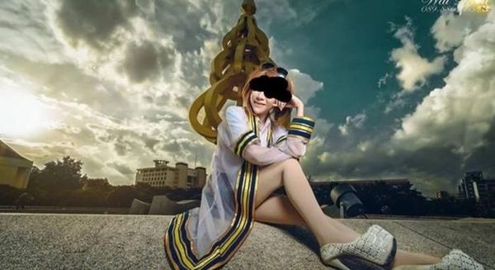 Cách tạo dáng phản cảm của cô nàng bên chiếc siêu xe được cho là không phù hợp với chiếc áo mang ý nghĩa lớn lao. Cư dân mạng không ngại bình luận thẳng thắn: “Thật là thiếu tôn trọng, tôi đoán cô ấy thậm chí còn chưa từng bước chân đến giảng đường ngày nào”...