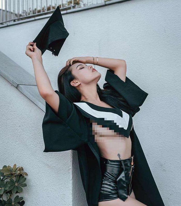 Trong hình, cô nàng hotgirl có nickname Effi ghi loại khoảnh khắc sắp rời ghế giảng đường bằng trang phục gây phản cảm. 